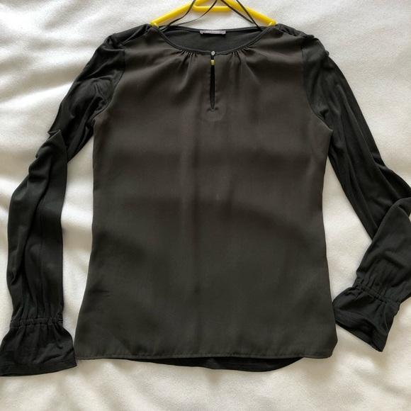 Olive green tunic with elastic around the sleeve cuff - Picture 1 of 3